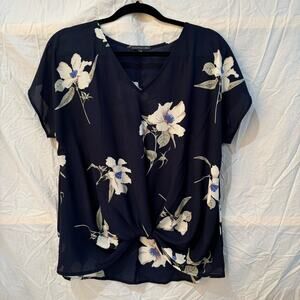 West Kei Blouse Women’s Size Medium Navy Blue White Floral Shirt Twist Front